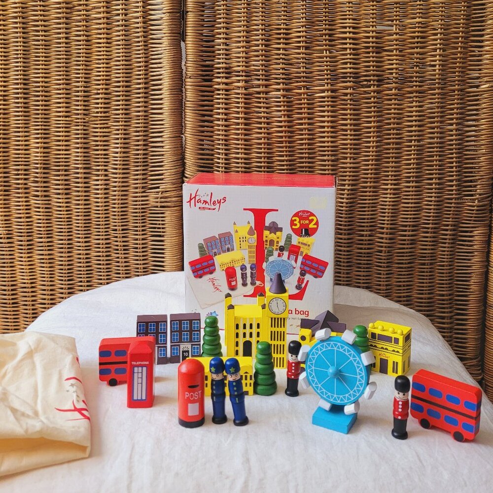 HAMLEYS 18-piece London Landmark Wooden Set